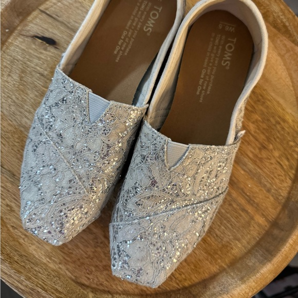TOMS Silver Lace Glitz Alpargata Flats Like New Sz 6.5 - Picture 3 of 8
